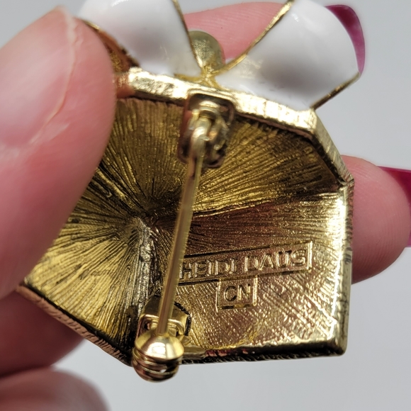 Heidi Daus Gift Shaped Pin and Clip On Earrings Set w/ Swarovski Crystal + Pearl - Picture 6 of 17